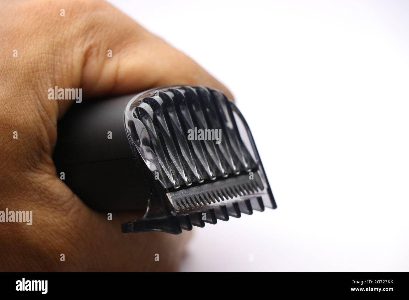 tondeuse barbe sans fil à portée de main sur fond blanc avec gros plan des lames et du clip Banque D'Images