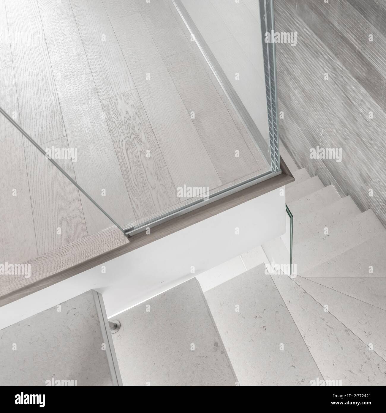Design moderne et matériau innovant. Escaliers en microciment avec main courante en verre. Escaliers vue d'en haut. Rambarde en verre. Banque D'Images