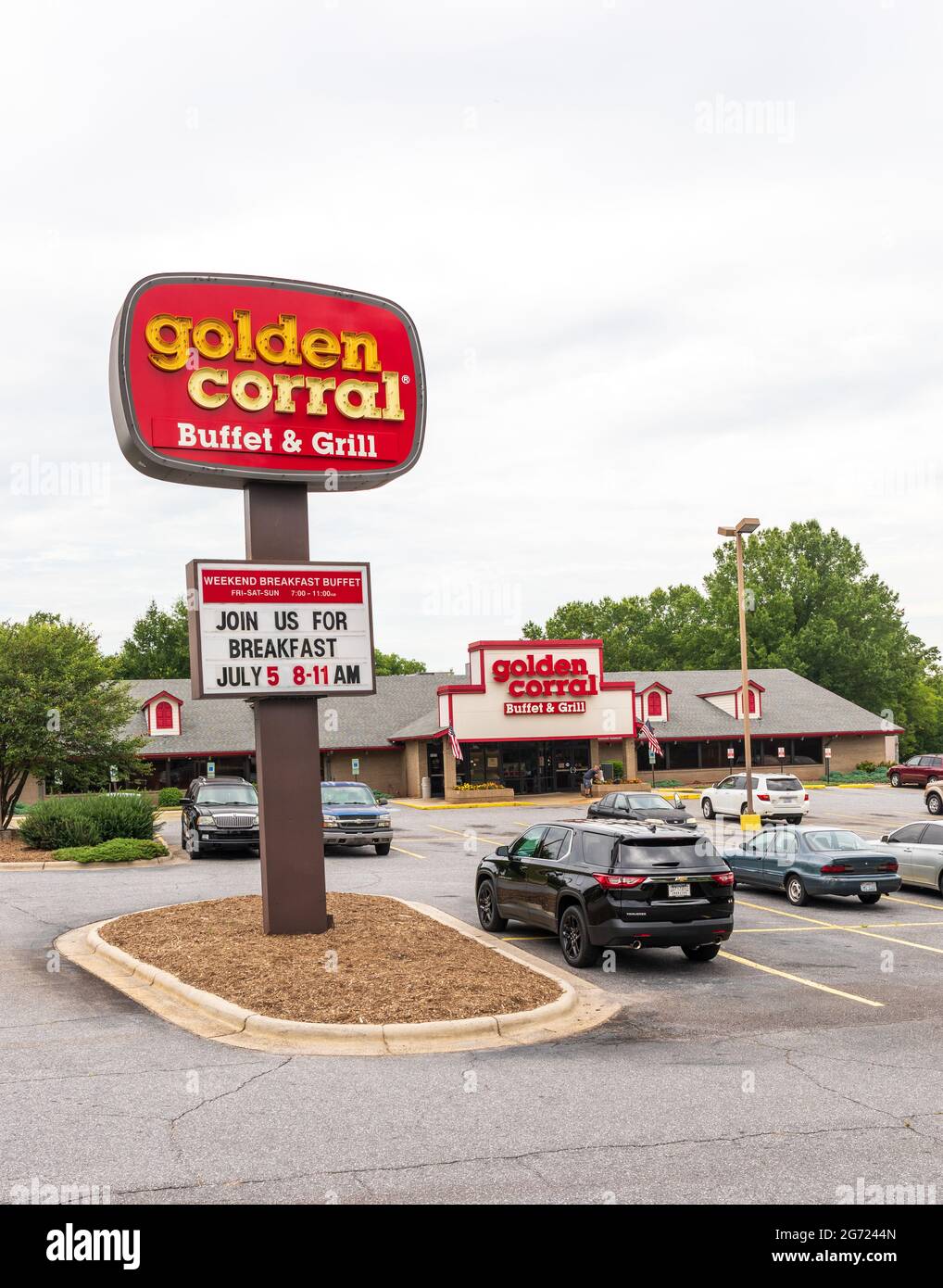 HICKORY, NC, USA-7 JUILLET 2021: A Golden Corral local est l'une des chaînes privées de restaurants de style buffet, dont le siège est à Raleigh, NC. Banque D'Images