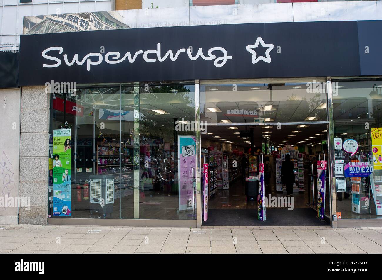 Uxbridge, London Borough of Hillingdon, 9 juillet 2021. Supermed ont signalé que les ventes d'ibuprofène et de tables de migraine sont en hausse considérablement car les gens achètent des remèdes de gueule de bois en préparation pour le match de l'UEFA Euro 2020 dimanche. Crédit : Maureen McLean/Alay Banque D'Images