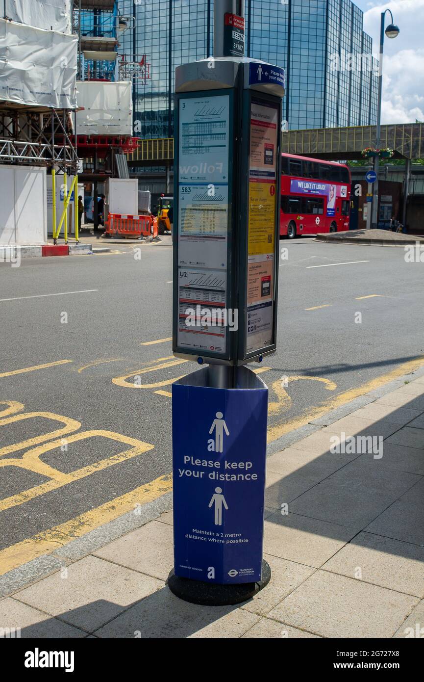 Uxbridge, London Borough of Hillingdon, 9 juillet 2021. Un signe de distance sociale à un arrêt de bus à Uxbridge. Crédit : Maureen McLean/Alay Banque D'Images