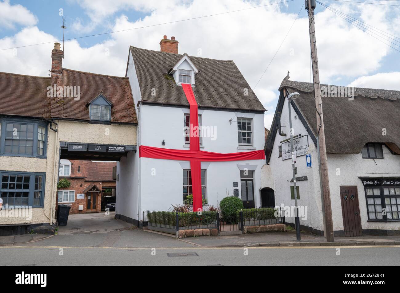 Warwickshire, Royaume-Uni. 10 juillet 2021. 10 juillet 2021, une maison à Dunchurch, Warwickshire vêtue de ruban rouge pour la finale Euro 2020 dans une croix de St George. Crédit : Jamie Gray/Alay Live News Banque D'Images