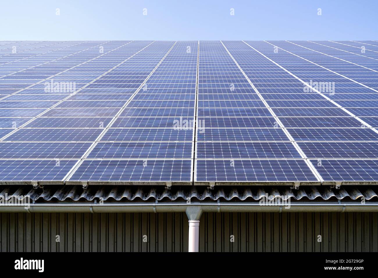 capteurs solaires montés sur le toit sur le grand toit Banque D'Images