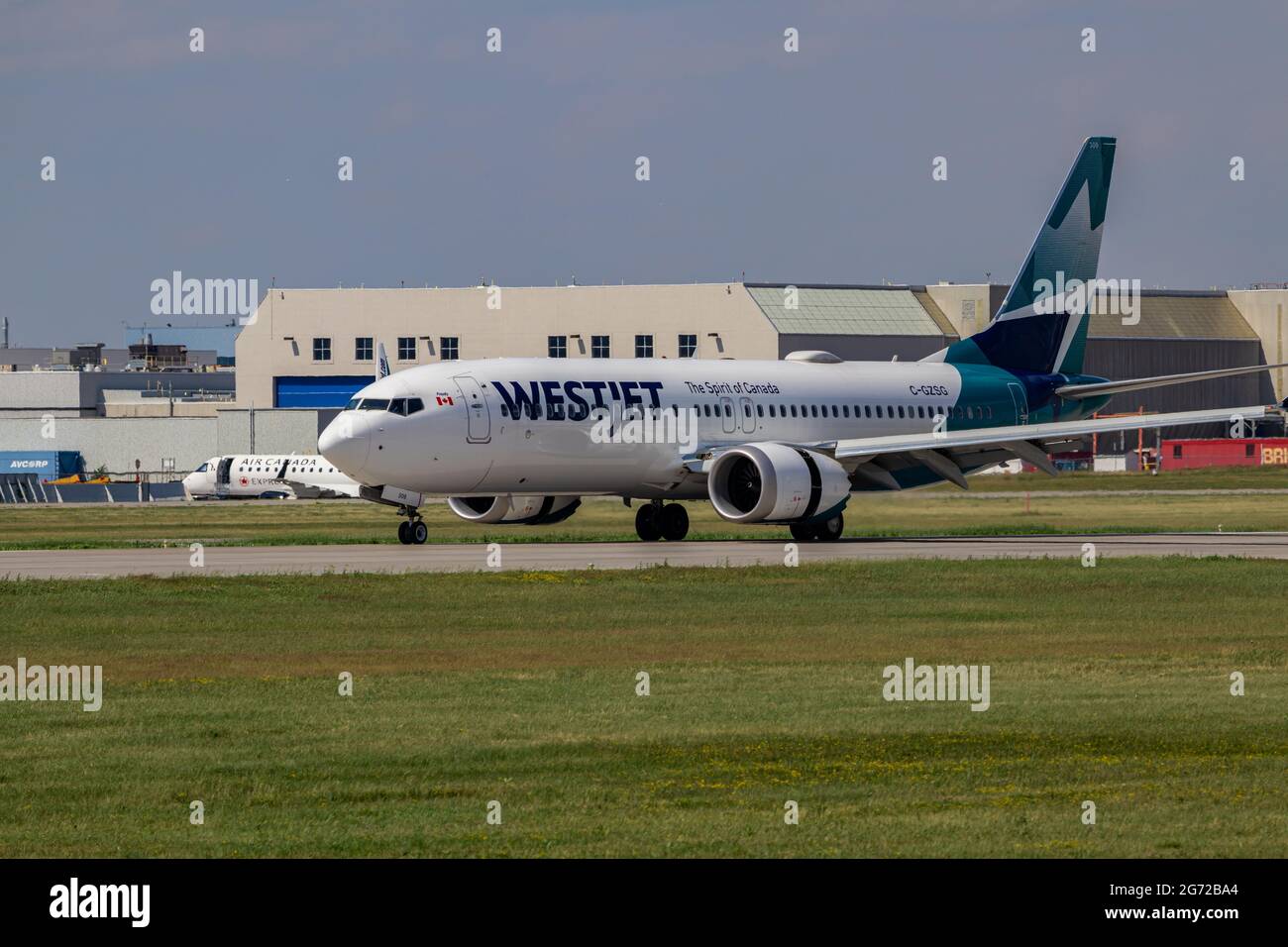 Montréal, Québec, Canada - 06 27 2021: WestJet Boeing 737-8 MAX débarque à Montréal. Enregistrement C-GZSG. Banque D'Images