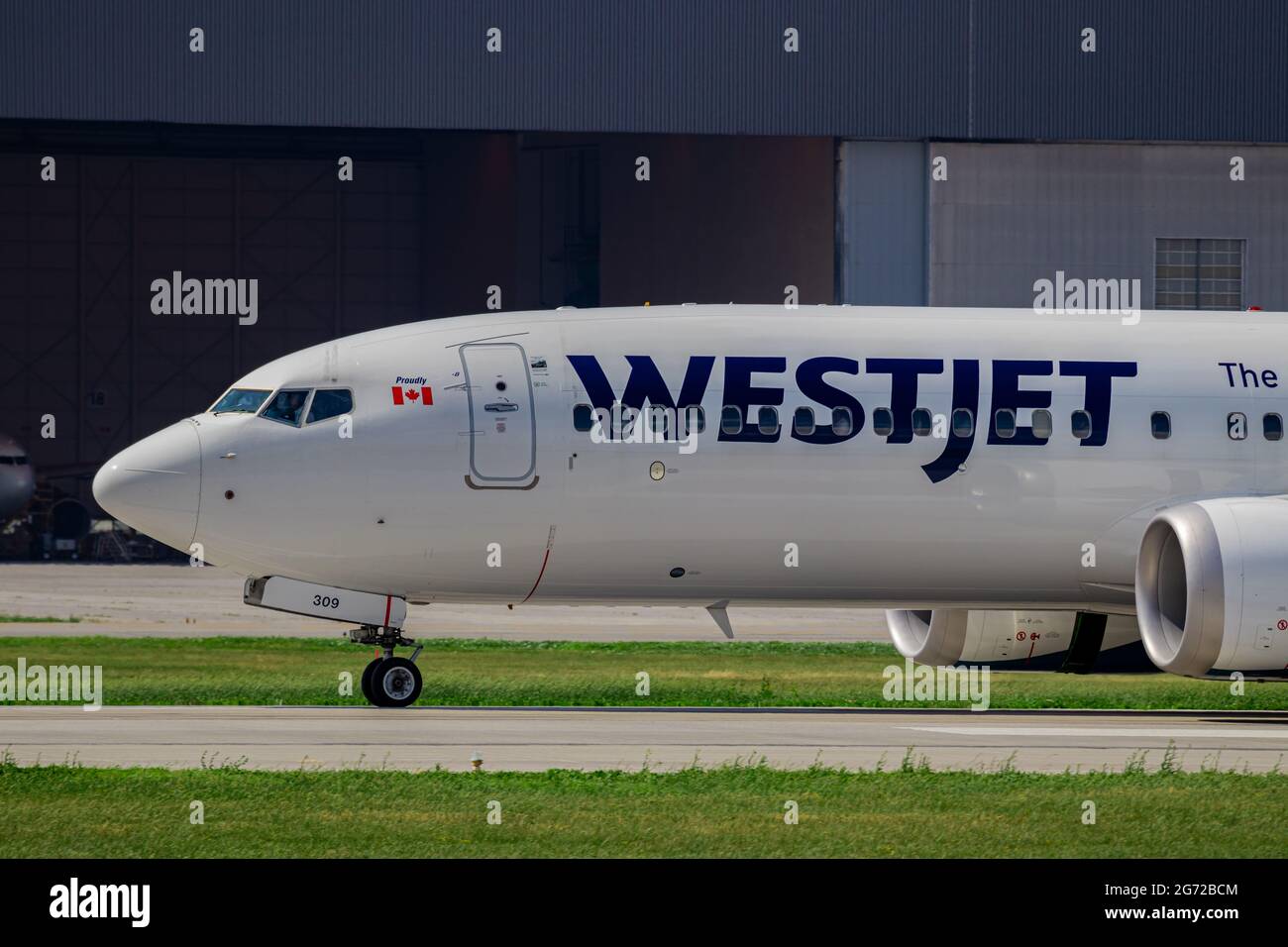 Montréal, Québec, Canada - 06 27 2021: WestJet Boeing 737-8 MAX débarque à Montréal. Enregistrement C-GZSG. Banque D'Images