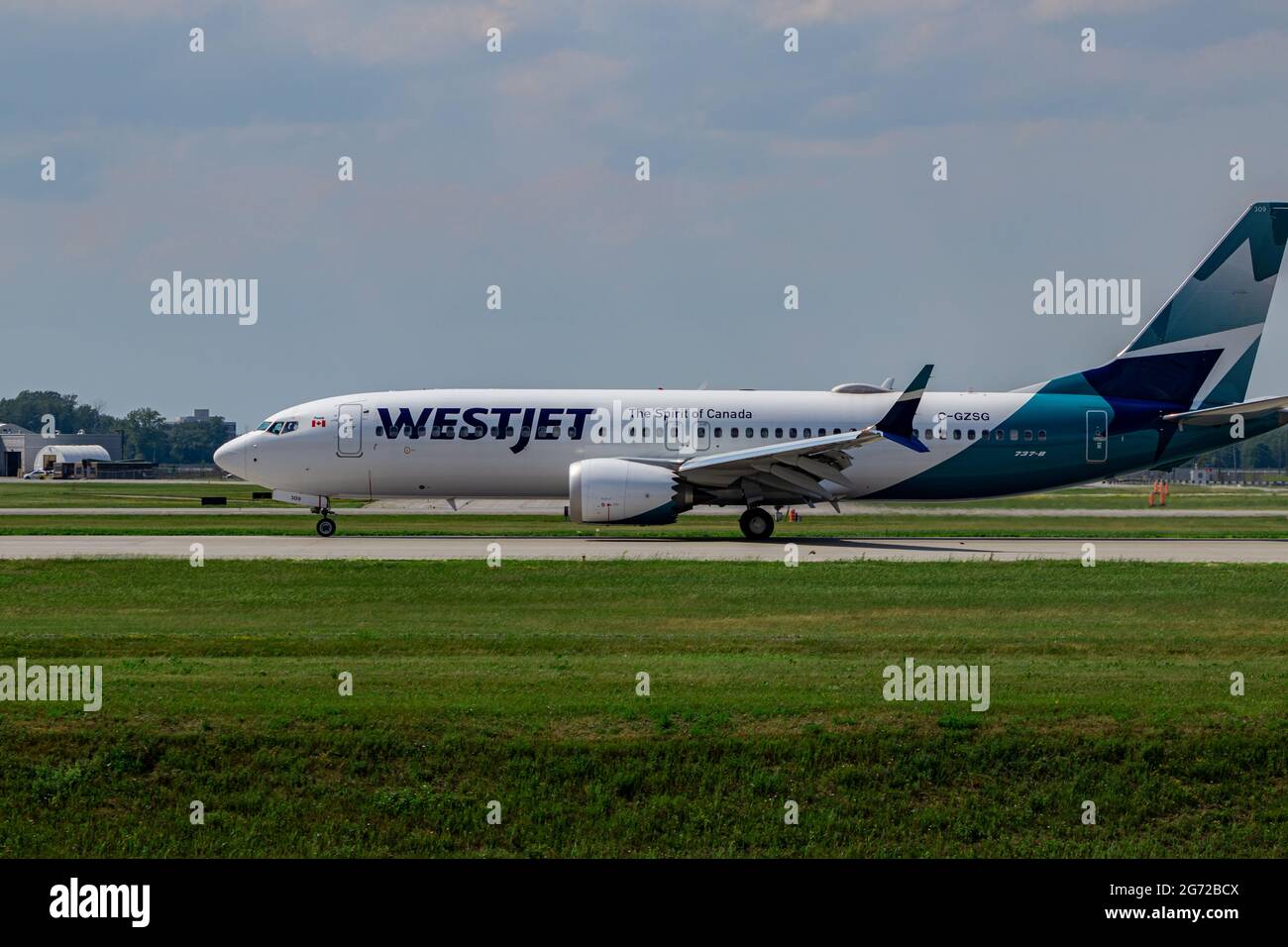 Montréal, Québec, Canada - 06 27 2021: WestJet Boeing 737-8 MAX débarque à Montréal. Enregistrement C-GZSG. Banque D'Images
