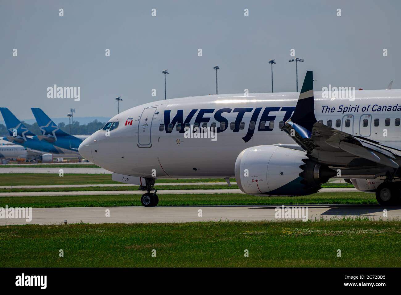 Montréal, Québec, Canada - 06 27 2021: WestJet Boeing 737-8 MAX débarque à Montréal. Enregistrement C-GZSG. Banque D'Images