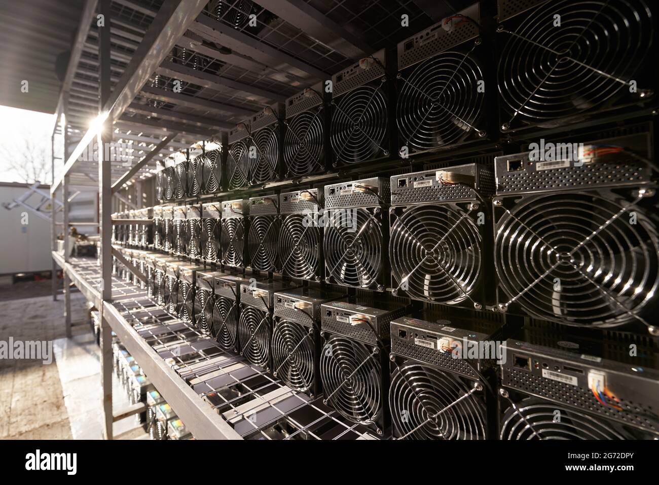 Bitcoin ASIC mineurs dans l'entrepôt. Matériel d'exploitation minière ASIC  sur des racks pour l'extraction de crypto-monnaie dans des conteneurs en  acier. Application de technologie blockchain Photo Stock - Alamy