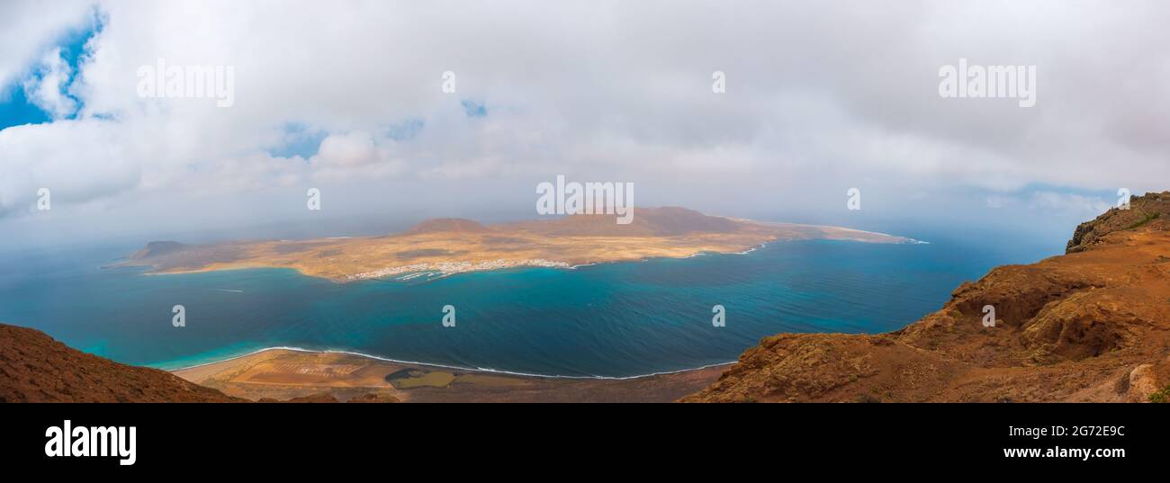 Île volcanique des Canaries la Graciosa. Vue panoramique depuis Mirador del Rio Banque D'Images