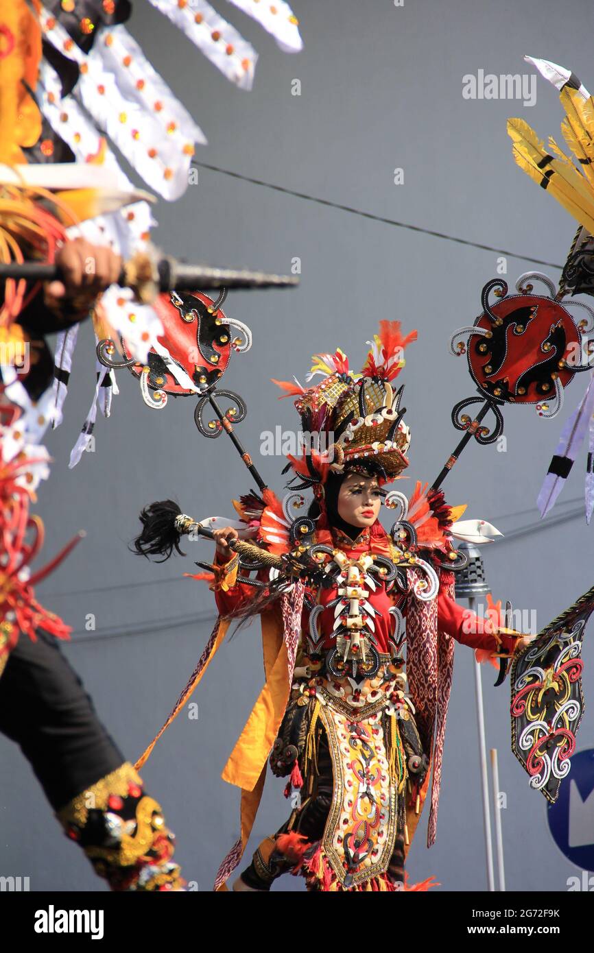 Jember Fashin Carnaval (JFC) les participants portant des costumes sont en action sur scène. Banque D'Images