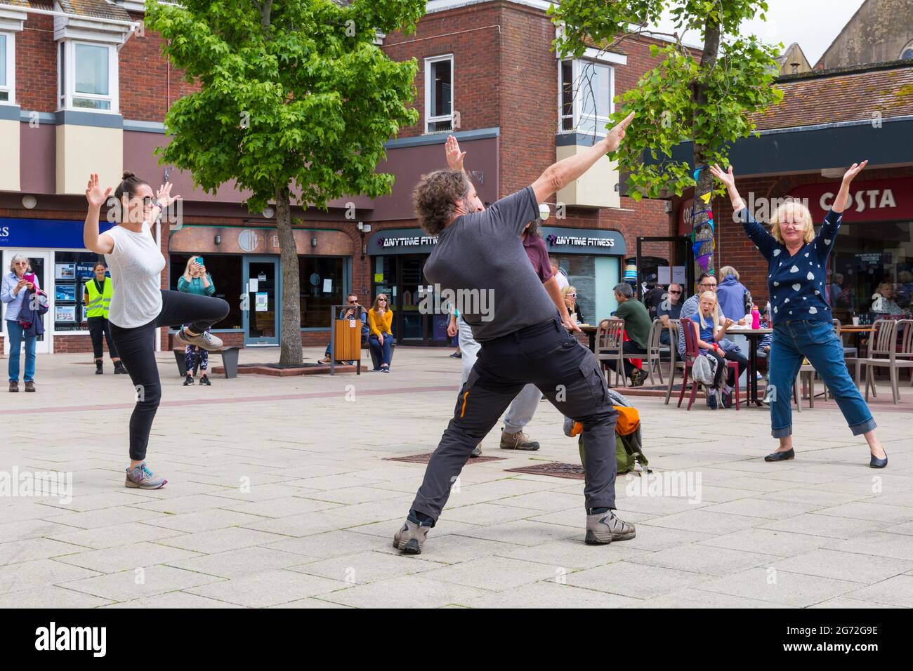 Christchurch, Dorset Royaume-Uni. 10 juillet 2021. Folk Dance Remixed Dance les foules dansent, que ce soit dans une bulle ou en solo volant, à Christchurch, Dorset, dans le cadre de la série d'été Arts by the Sea. Crédit : Carolyn Jenkins/Alay Live News Banque D'Images