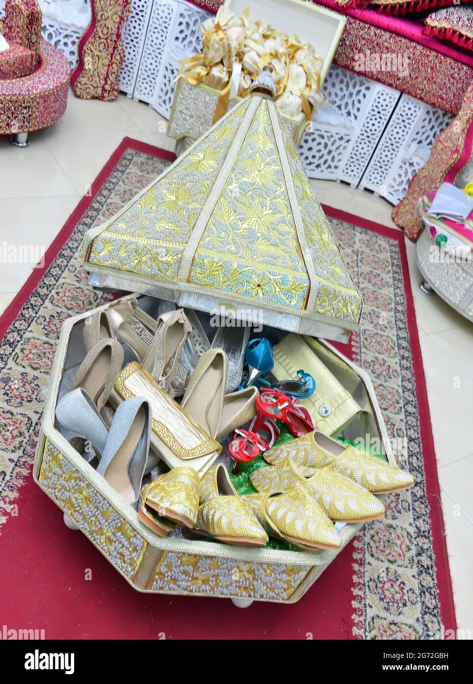Tyafer marocain, récipients de cadeau traditionnels pour la cérémonie de  mariage, décoré avec des broderies dorées ornées.henné marocain .cadeaux de  mariage marocains Photo Stock - Alamy