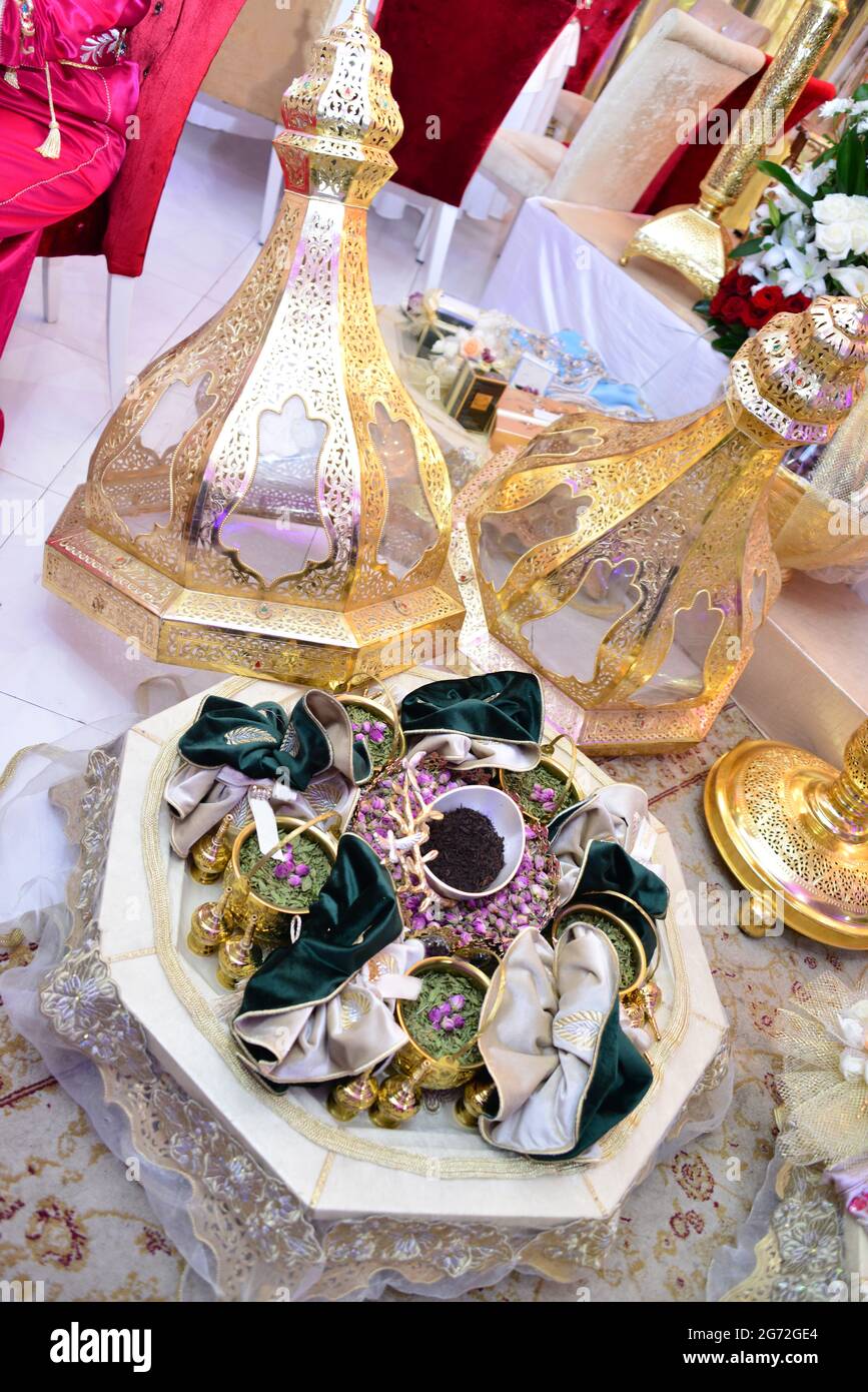 Tyafer marocain, récipients de cadeau traditionnels pour la cérémonie de  mariage, décoré avec des broderies dorées ornées.henné marocain .cadeaux de mariage  marocains Photo Stock - Alamy