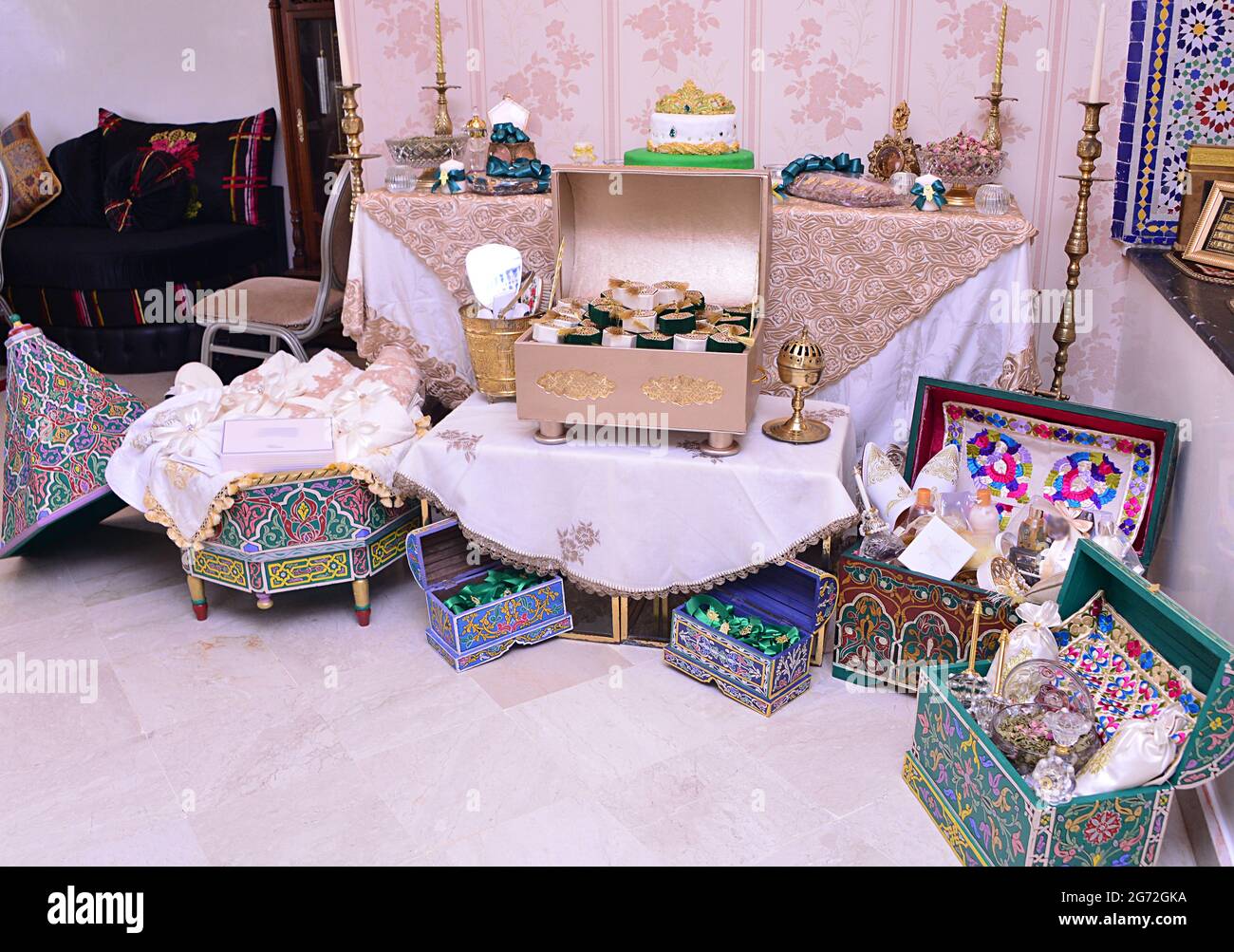 Tyafer marocain, récipients de cadeau traditionnels pour la cérémonie de  mariage, décoré avec des broderies dorées ornées.henné marocain .cadeaux de mariage  marocains Photo Stock - Alamy