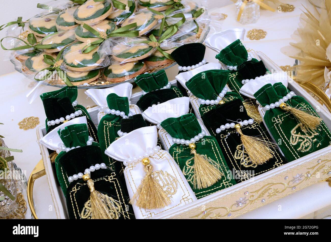 Tyafer marocain, récipients de cadeau traditionnels pour la cérémonie de  mariage, décoré avec des broderies dorées ornées.henné marocain .cadeaux de  mariage marocains Photo Stock - Alamy