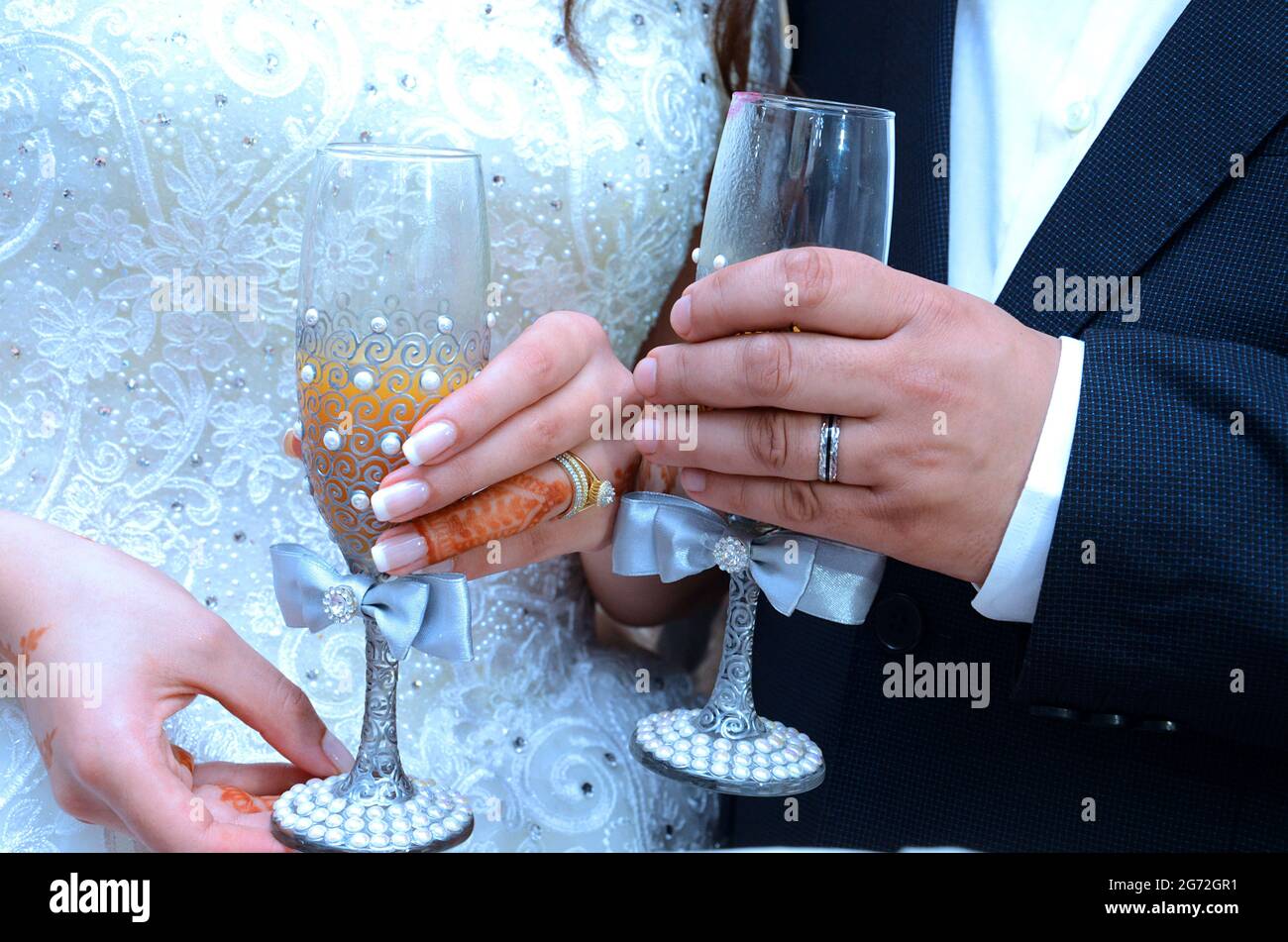 Le marié et la mariée sont marocains. Ils élèvent des toasts à des tasses de jus Banque D'Images