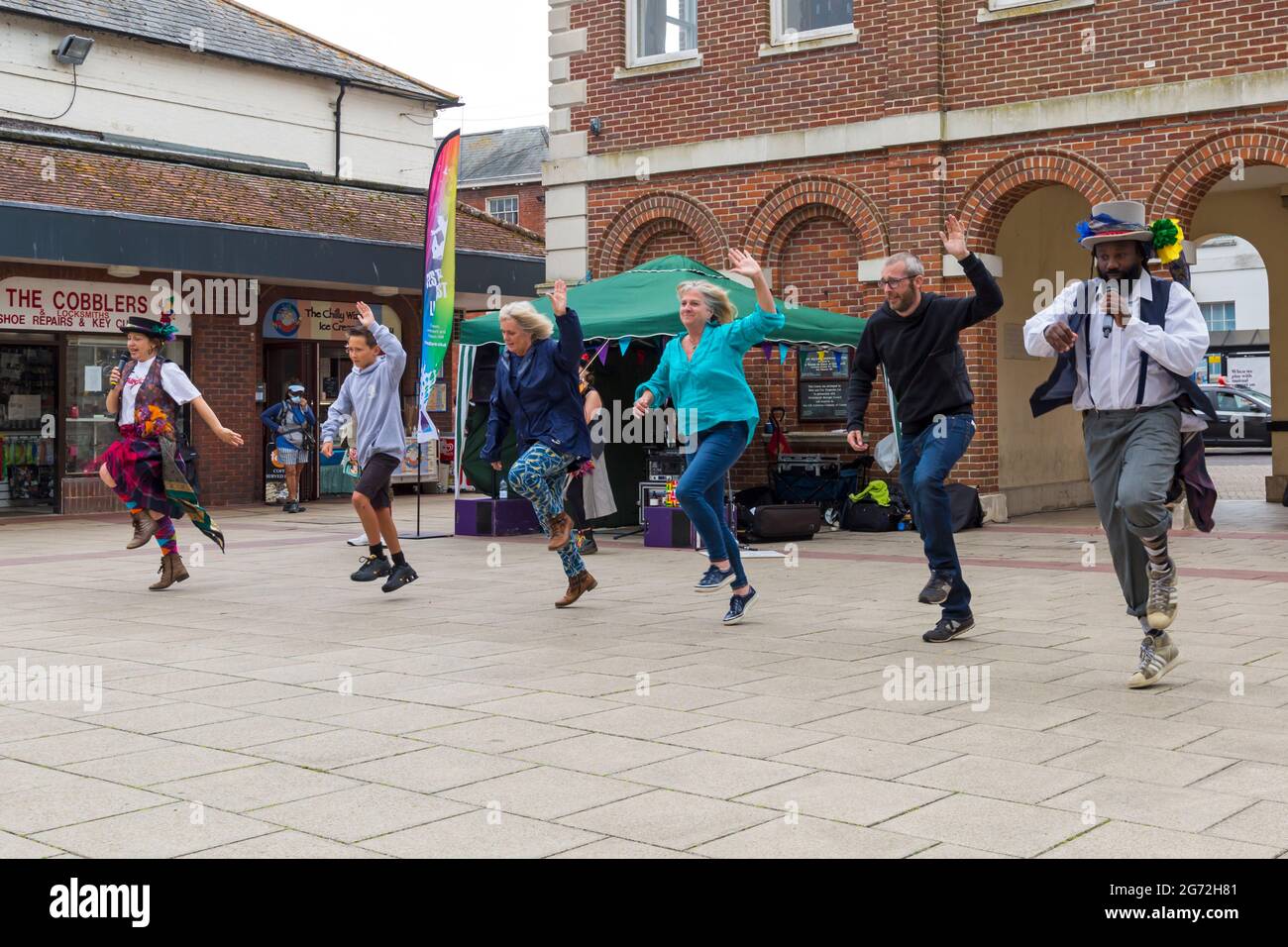 Christchurch, Dorset Royaume-Uni. 10 juillet 2021. Folk Dance Remixed Dance les foules dansent, que ce soit dans une bulle ou en solo volant, à Christchurch, Dorset, dans le cadre de la série d'été Arts by the Sea. Crédit : Carolyn Jenkins/Alay Live News Banque D'Images