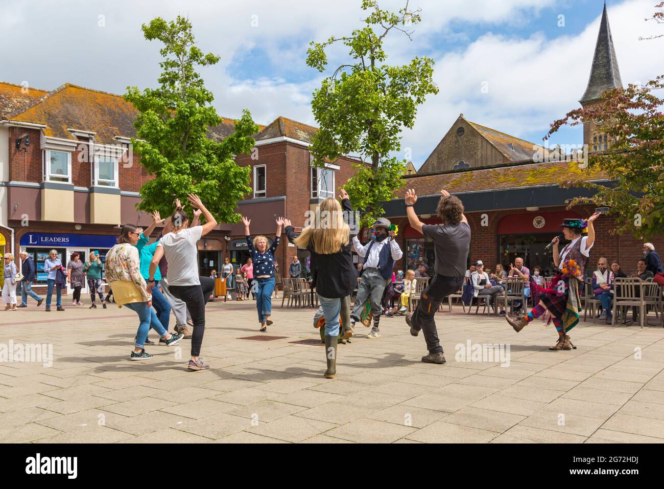 Christchurch, Dorset Royaume-Uni. 10 juillet 2021. Folk Dance Remixed Dance les foules dansent, que ce soit dans une bulle ou en solo volant, à Christchurch, Dorset, dans le cadre de la série d'été Arts by the Sea. Crédit : Carolyn Jenkins/Alay Live News Banque D'Images