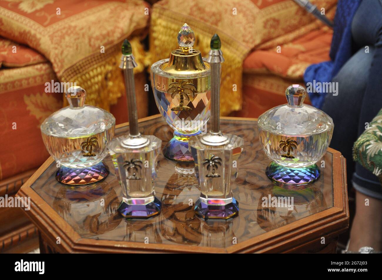 Une table marocaine dédiée au mariage, sur laquelle vous mettez les besoins de la mariée Banque D'Images