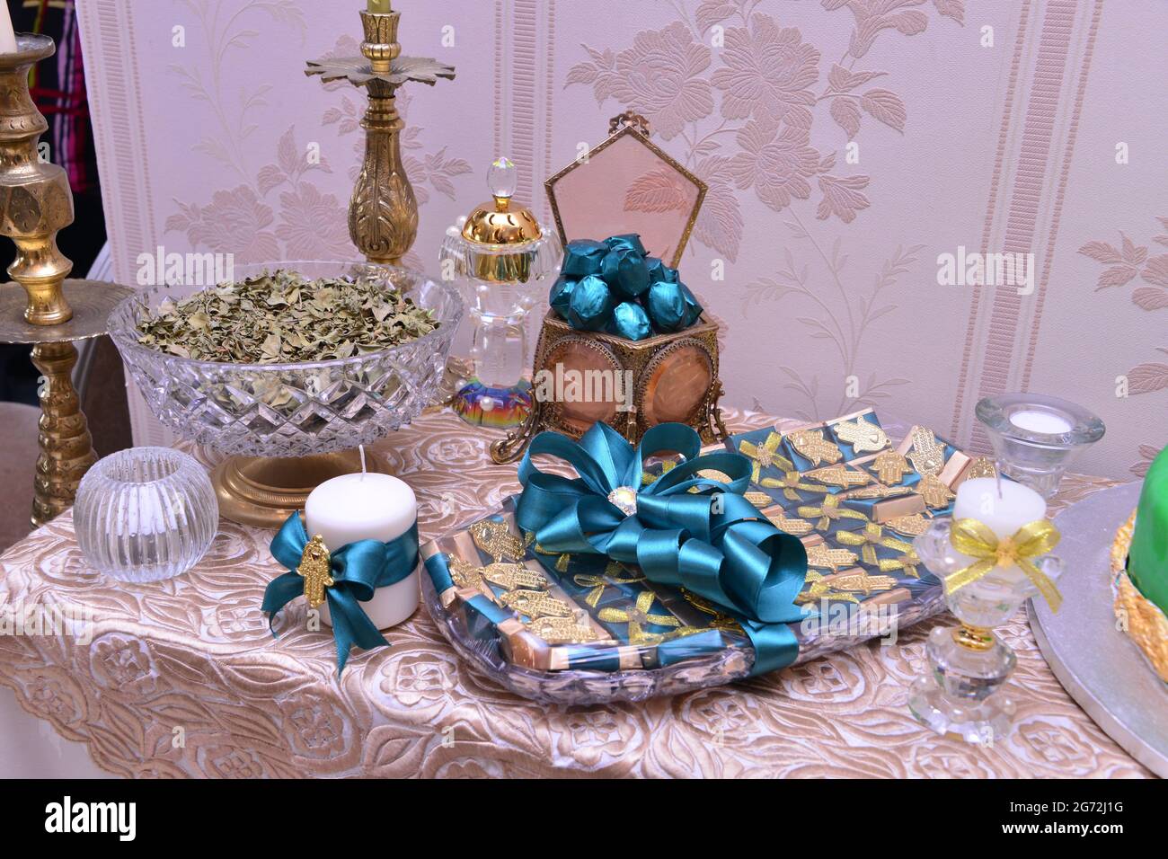 Accessoires de mariage marocain henné terre. Et bougies Photo Stock - Alamy