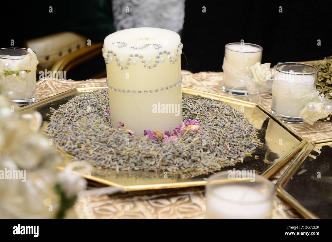 Mariage marocain. Une bougie sur une table remplie d'herbes naturelles que  la mariée utilise Photo Stock - Alamy