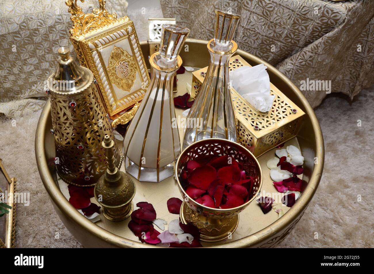 Tyafer marocain, récipients de cadeau traditionnels pour la cérémonie de  mariage, décoré de broderie dorée ornée.henné marocain .cadeaux de mariage  pour le b Photo Stock - Alamy