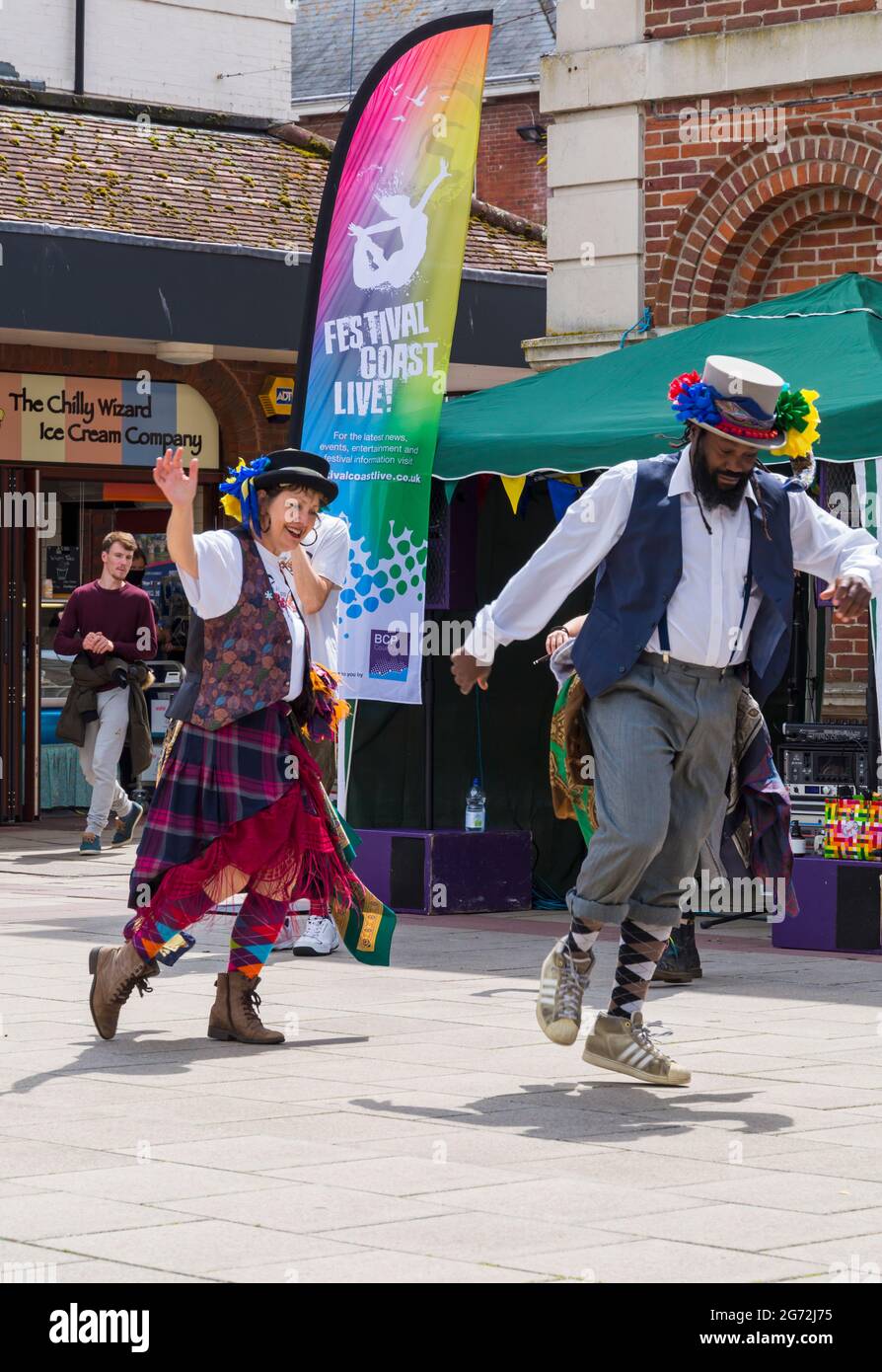 Christchurch, Dorset Royaume-Uni. 10 juillet 2021. Folk Dance Remixed Dance les foules dansent, que ce soit dans une bulle ou en solo volant, à Christchurch, Dorset, dans le cadre de la série d'été Arts by the Sea. Crédit : Carolyn Jenkins/Alay Live News Banque D'Images