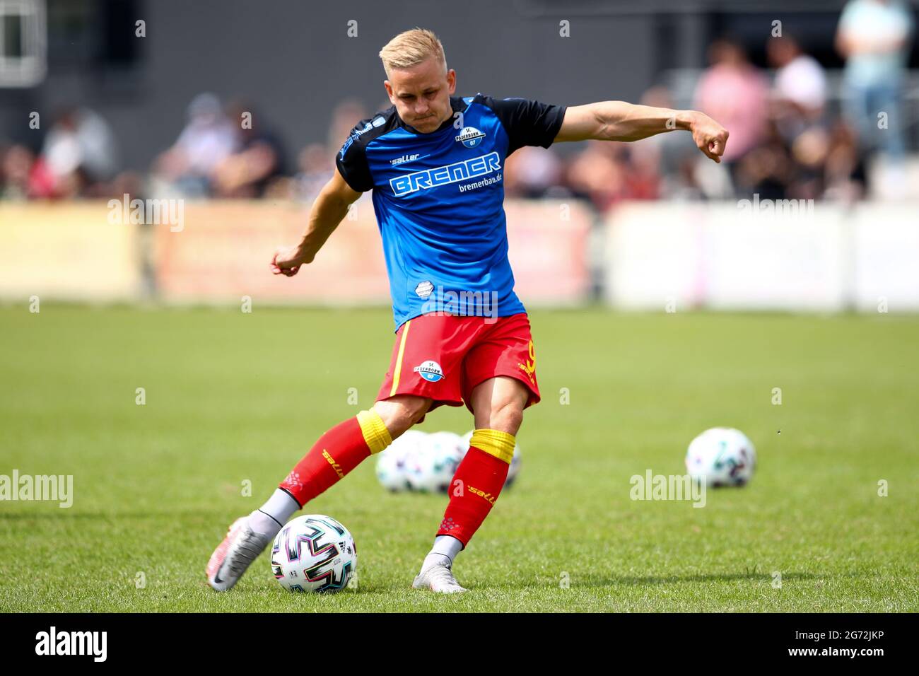 OLDENZAAL, PAYS-BAS - JUILLET 10: Kai Proger de Paderborn 07 s'échauffe lors du match Club friendly entre Paderborn 07 et Ajax au Sportpark Vondersweijde le 10 juillet 2021 à Oldenzaal, pays-Bas (photo de Ben gal/Orange Pictures) Banque D'Images