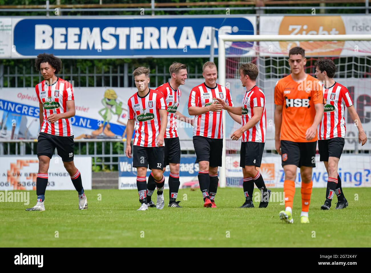 HOORN, PAYS-BAS - JUILLET 10 : 1-1 Sonny Pronk joueur de Holandia, Nick de Wit joueur de Holandia, Marijn Ploem joueur de Holandia, Jay van Ooijen joueur de Holandia pendant le match de pré-saison entre HVV Holandia - Jong FC Volendam à Julianapark le 10 juillet 2021 à Hoorn, pays-Bas (photo de Jan Mulder) Banque D'Images