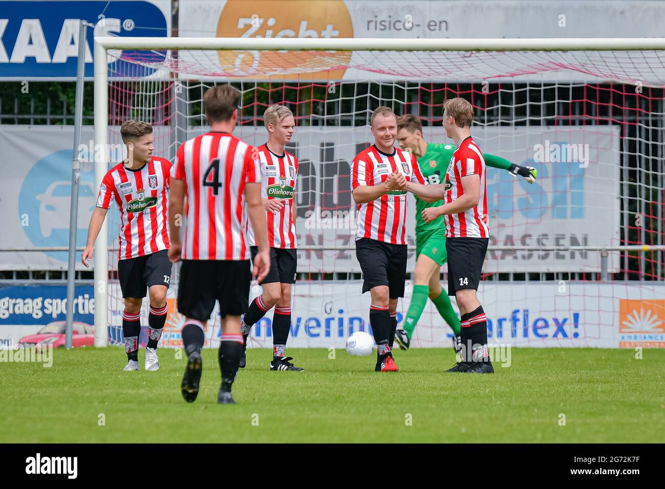 HOORN, PAYS-BAS - JUILLET 10 : 1-1, joueur Sonny Pronk de Holandia, joueur Mark Zwagerman de Holandia, joueur Marijn Ploem de Holandia, joueur Jay van Ooijen de Holandia pendant le match de pré-saison entre Jong V Holandia - FC Volendam à Julianapark le 10 juillet 2021 à Hoorn, pays-Bas (photo de Jan Mulder) Banque D'Images