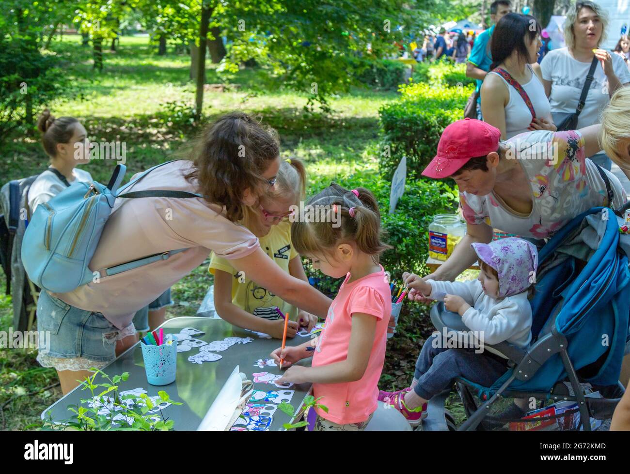 Zaporizhia, Ukraine- 19 juin 2021: Festival de la famille de charité: Enfants peindre des figures de papier drôle participant à l'atelier de plein air d'art et d'artisanat Banque D'Images