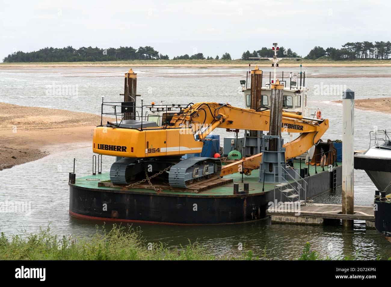 Pelle hydraulique sur une barge de travail Banque D'Images