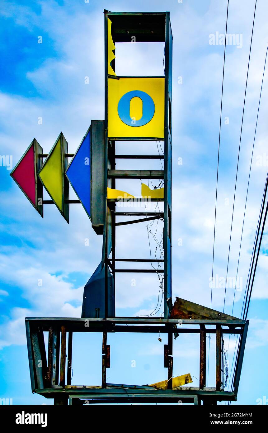 Le panneau Hillcrest Motel de Palmer a perdu la plupart de ses lettres, le 4 juillet 2021, à Irvington, Alabama. L'hôtel a ouvert ses portes en 1982 mais est maintenant fermé. Banque D'Images