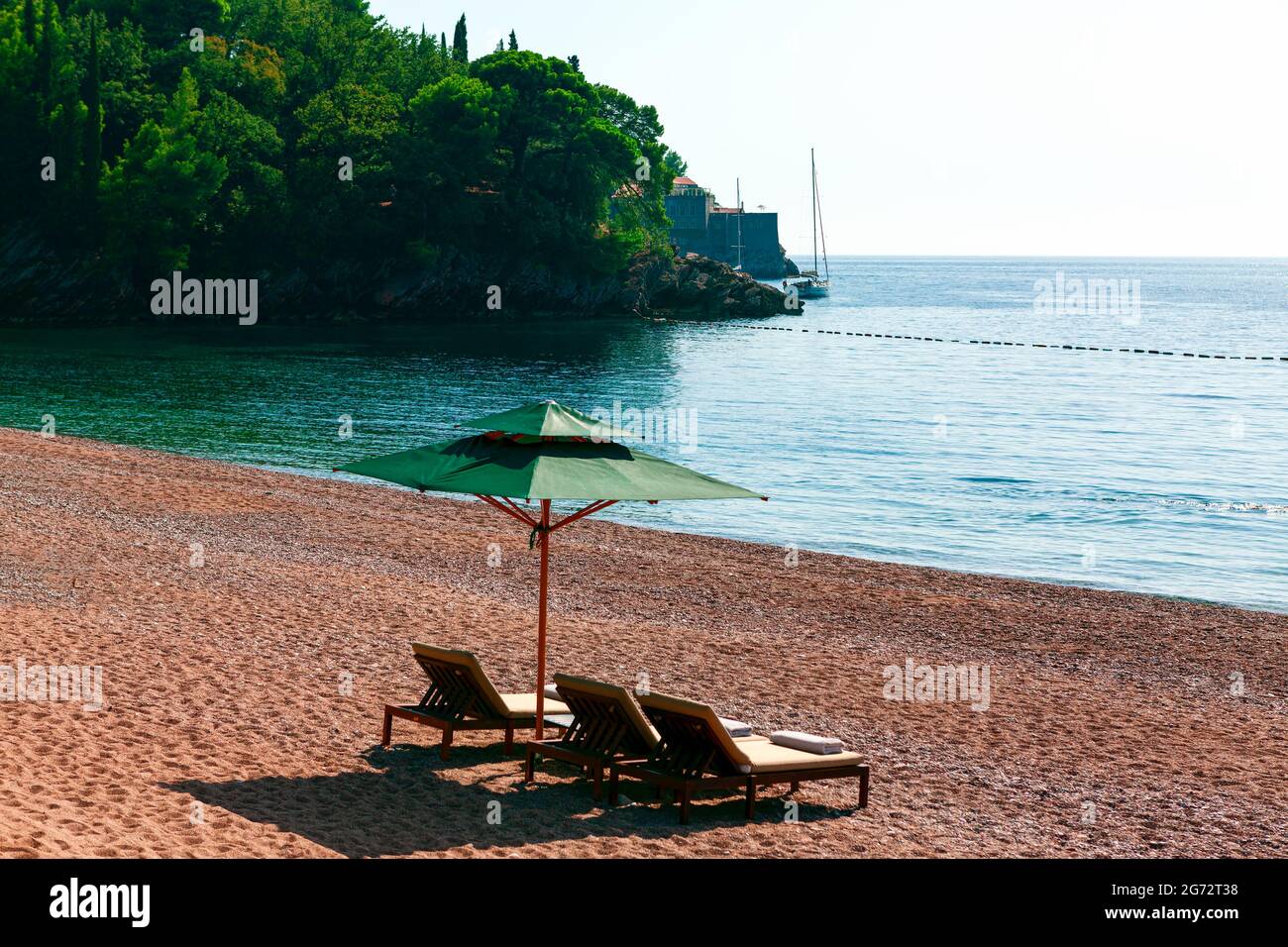 Personne sur la plage de luxe. Milocer plage à la mer Adriatique au Monténégro Banque D'Images