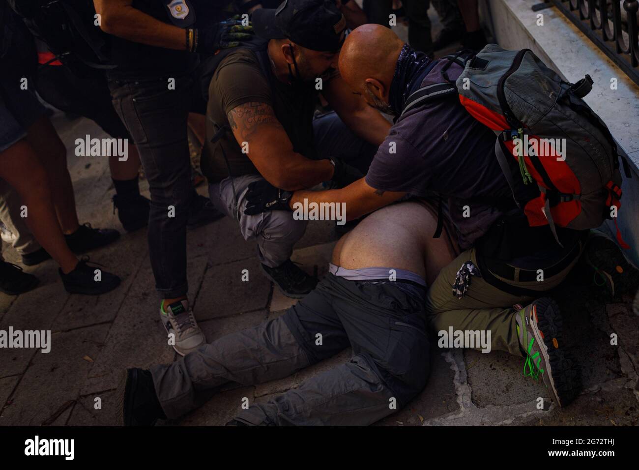 Venise, Italie. 10 juillet 2021. Des affrontements entre la police et les manifestants contre le sommet financier du G20 qui se tient actuellement dans la ville, à l'intérieur du quartier historique de Venetian Arsenal. Une partie des activistes ont soudainement formé une marche dans le but de sortir de la zone autorisée et d'aller, symboliquement vers la zone rouge, criant le slogan "nous sommes intouchables un autre monde est possible". Crédit: Massimiliano Donati/Alay Live News Banque D'Images