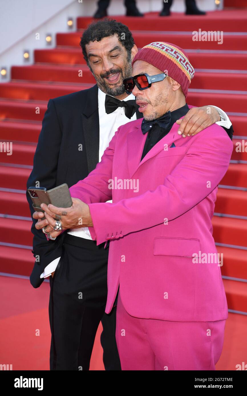 Cannes, France, 10 juillet 2021 Ramzy Bedia et Joey Starr arrivent à la première paisible, qui s'est tenue au Palais des Festivals. Partie du 74e Festival de Cannes. Crédit : Doug Peters/EMPICS/Alamy Live News Banque D'Images
