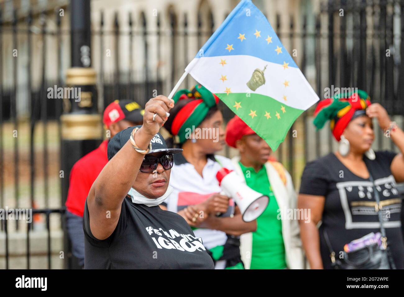Un manifestant fait la vague d'un drapeau de la République d'Oduwa pendant la manifestation. Les gens ont manifesté pour réclamer la démission du président nigérian Muhammadu Buhari à la suite du présumé génocide dans la région du Sud-est et mettre fin au meurtre de jeunes Igbo au Nigeria. (Photo par Dave Rushen / SOPA Images / Sipa USA) Banque D'Images