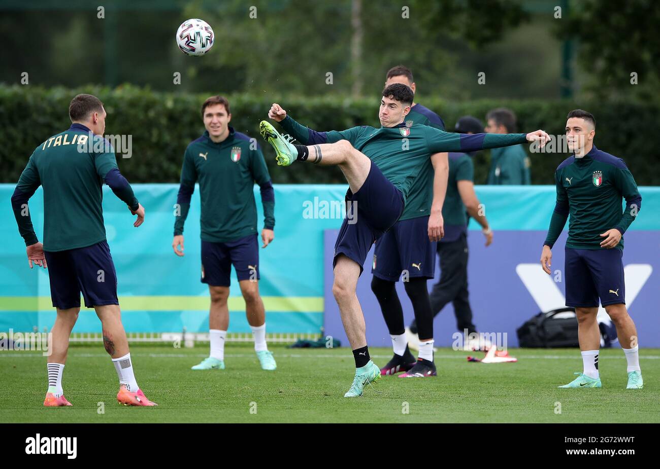 Alessandro Bastoni (centre) d'Italie pendant une session d'entraînement au terrain d'entraînement de Tottenham Hotspur. Date de la photo: Samedi 10 juillet 2021. Banque D'Images