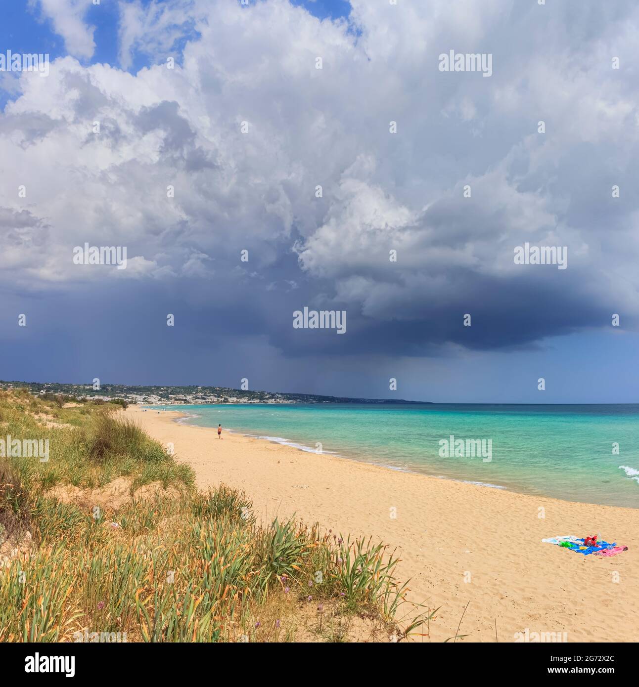 Les plus belles plages de sable fin d'Apulia en Italie : la plage de Pesoluse, les Maldives de Salento. Banque D'Images