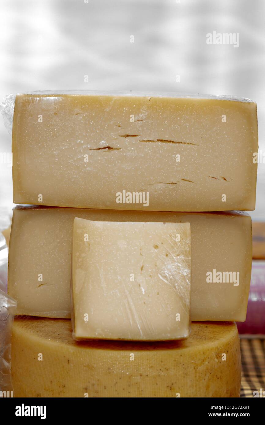 Grenaille verticale de fromage de vache enveloppée dans du plastique transparent prêt à la vente Banque D'Images