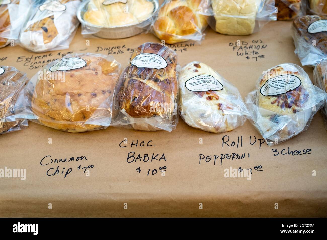 Le marché agricole, connu sous le nom de marché du samedi, a de nombreux vendeurs, y compris ce boulanger qui vend une variété de délicieux produits de pain. Banque D'Images