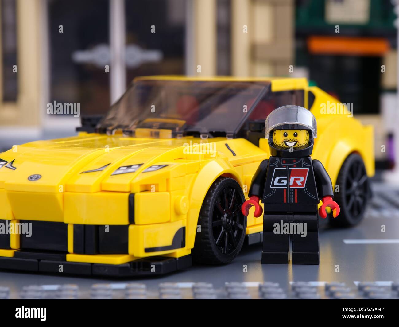 Tambov, Fédération de Russie - 02 juillet 2021 pilote de Lego mini-figurine près de sa voiture Toyota GR supra par LEGO Speed Champions. Banque D'Images