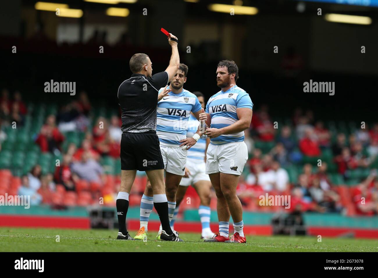 Cardiff, Royaume-Uni. 10 juillet 2021. Juan Cruz Mallia de l'Argentine (c) est cardé rouge et envoyé par l'arbitre Matt Carley après qu'il avait attaqué Kieran Hardy du pays de Galles. Rugby international friendly, pays de Galles v Argentine, match de la série d'été au stade de la Principauté à Cardiff le samedi 10 juillet 2021. photo par Andrew Orchard/Andrew Orchard photographie sportive crédit: Andrew Orchard photographie sportive/Alamy Live News Banque D'Images