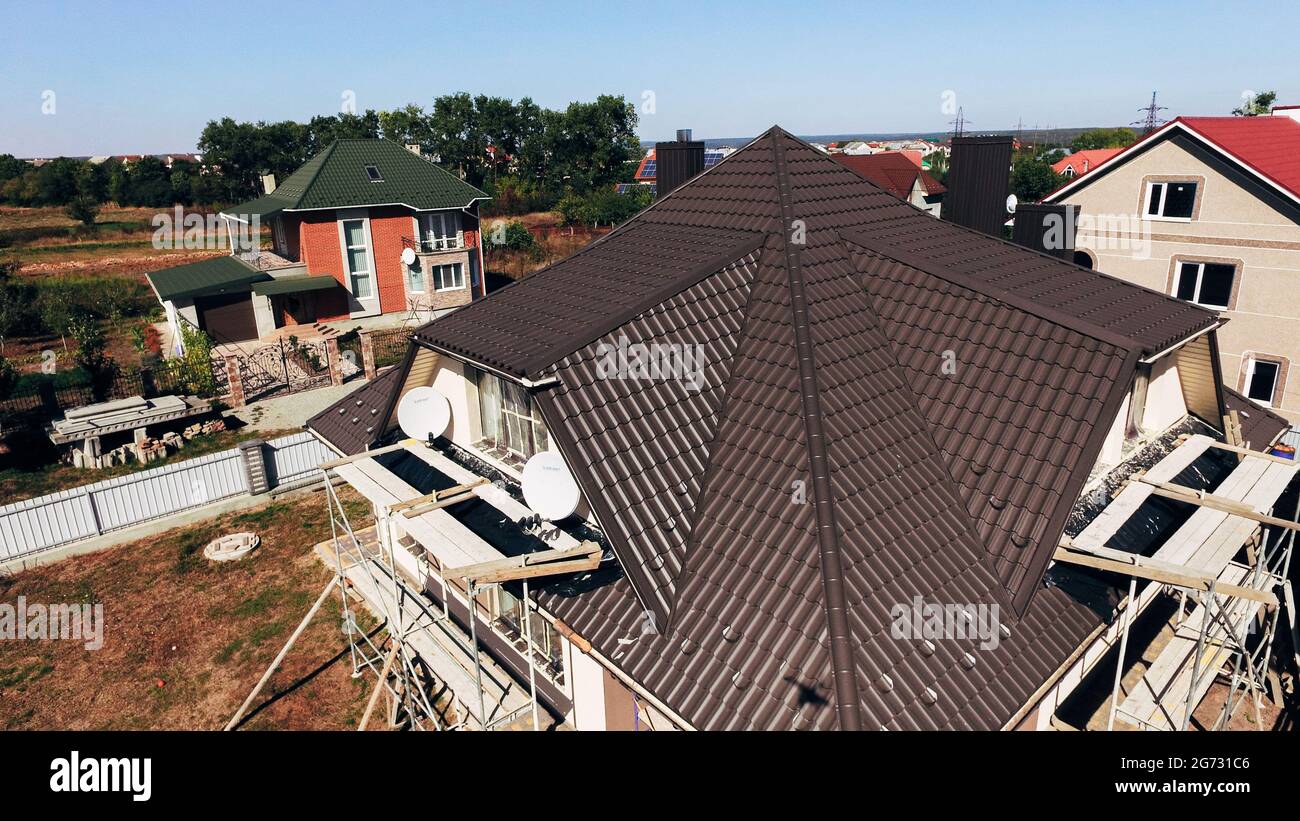 Vue aérienne du toit rouge d'une nouvelle maison dans un petit village. Toit carrelé Banque D'Images