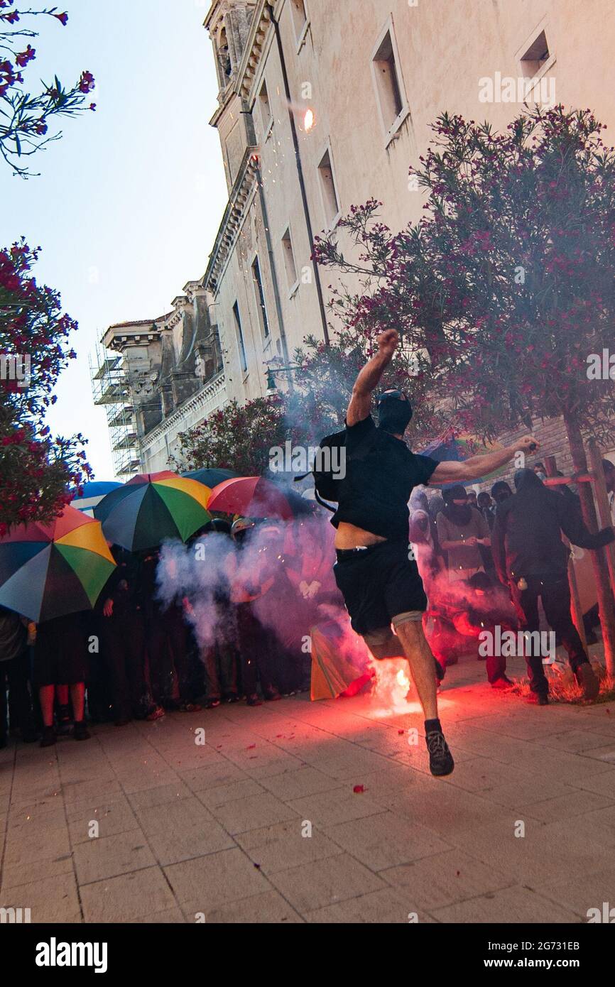 Venise, Italie. 10 juillet 2021. Les manifestants et la police se battent lors de la manifestation « nous sommes la marée, vous êtes seulement (G)20 » le 10 juillet 2021 à Venise, Italie. Pour leur troisième réunion sous la présidence italienne du G20, les 9 et 10 juillet 2021, les ministres des Finances et les gouverneurs des banques centrales du G20 (FMCBG) se sont réunis à Venise pour un sommet de deux jours sur les questions liées à l'économie et à la santé mondiales © Simone Padovani / Awakening / Alay Live News Banque D'Images