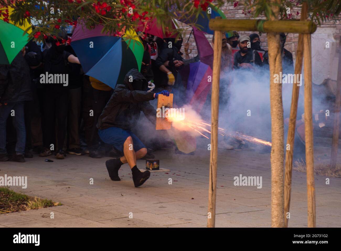 Venise, Italie. 10 juillet 2021. Les manifestants et la police se battent lors de la manifestation « nous sommes la marée, vous êtes seulement (G)20 » le 10 juillet 2021 à Venise, Italie. Pour leur troisième réunion sous la présidence italienne du G20, les 9 et 10 juillet 2021, les ministres des Finances et les gouverneurs des banques centrales du G20 (FMCBG) se sont réunis à Venise pour un sommet de deux jours sur les questions liées à l'économie et à la santé mondiales © Simone Padovani / Awakening / Alay Live News Banque D'Images