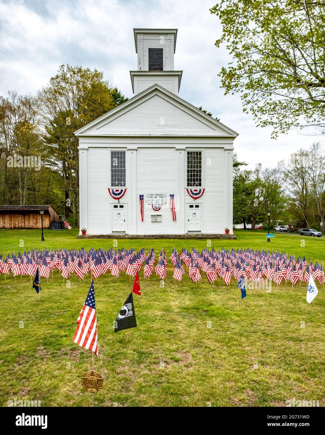 Des drapeaux américains ornent l'herbe devant la Société historique de Ware en l'honneur du jour du souvenir Banque D'Images