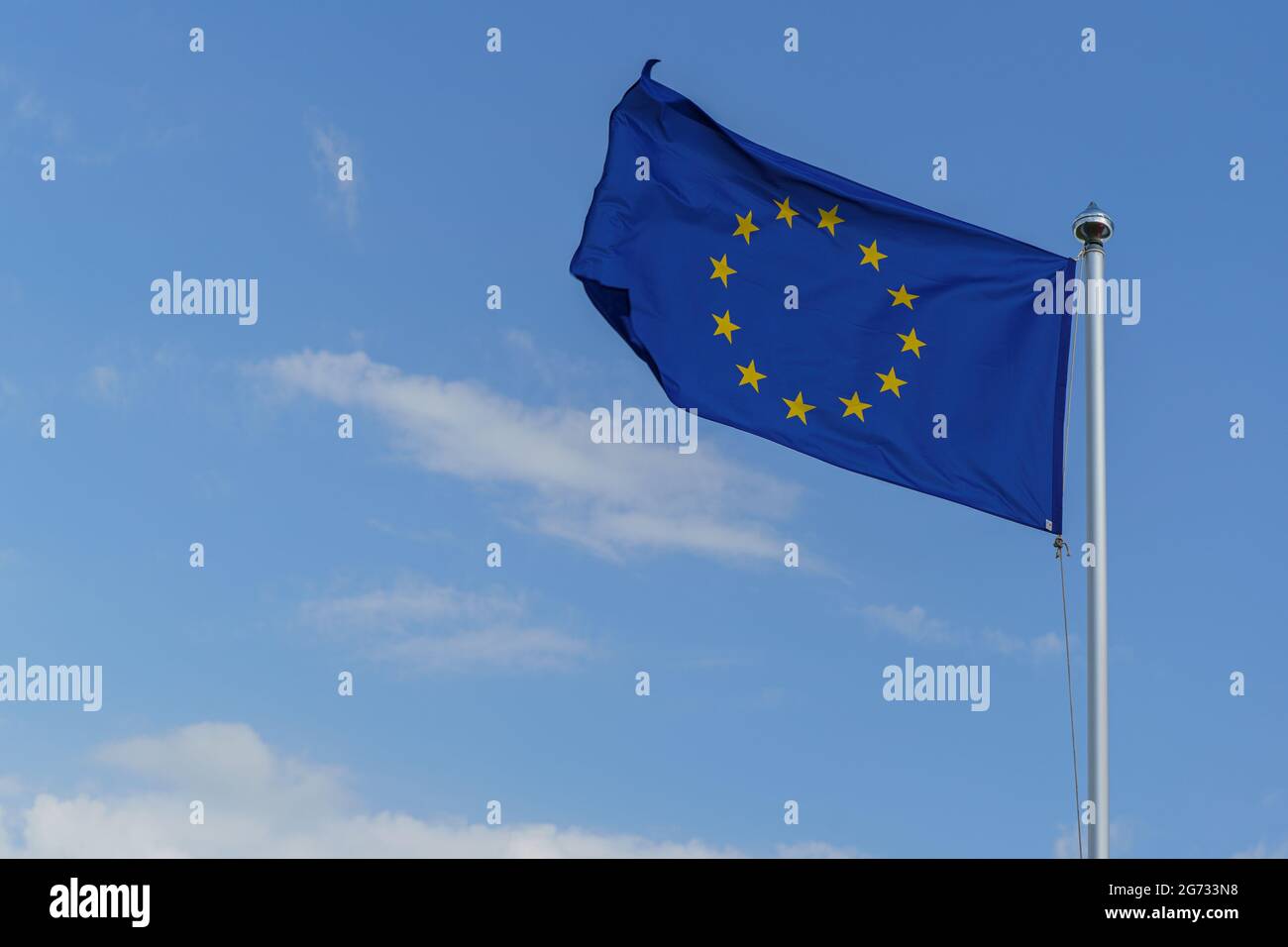Le drapeau de l’Europe ou le drapeau européen est un symbole officiel utilisé par deux organisations distinctes, le Conseil de l’Europe – en tant que symbole représentant l’EUR Banque D'Images
