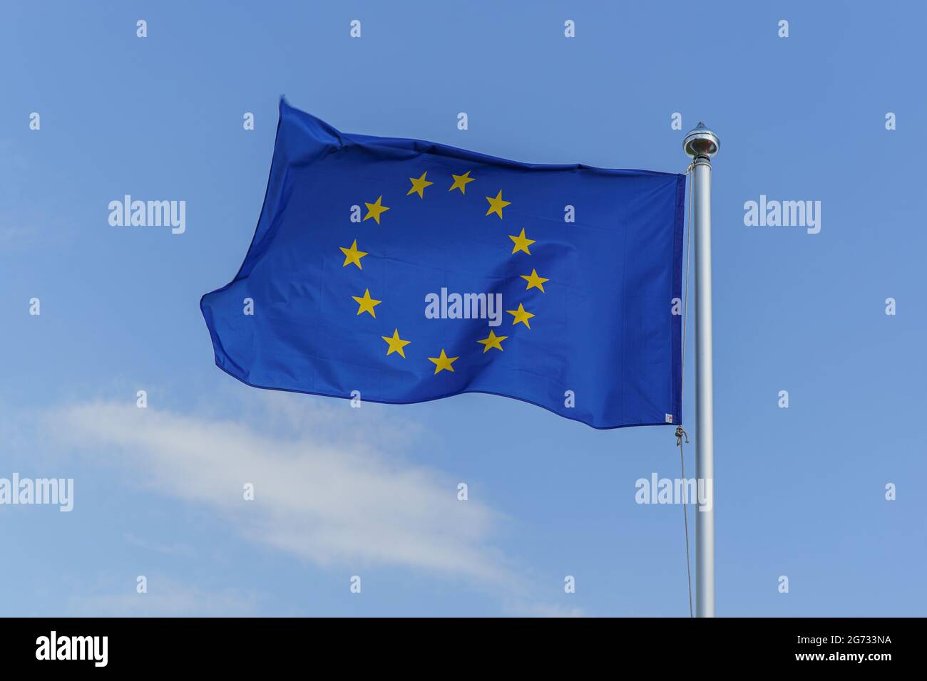 Le drapeau de l’Europe ou le drapeau européen est un symbole officiel utilisé par deux organisations distinctes, le Conseil de l’Europe – en tant que symbole représentant l’EUR Banque D'Images