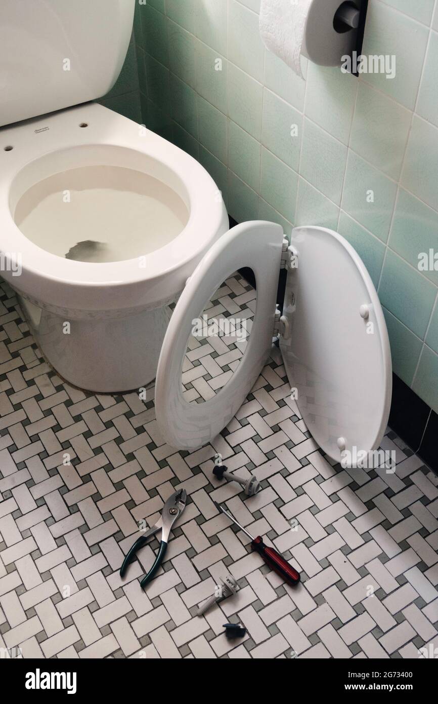 Nouveau kit de siège de toilettes attend Installion dans une salle de bains de ménage, États-Unis Banque D'Images